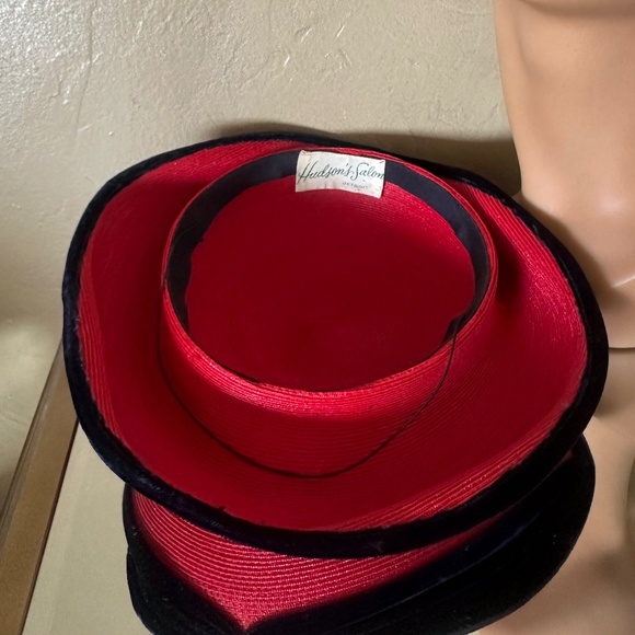 FESTIVE 1950s\' RED STRAW PLATTER HAT WITH NAVY VELOUR EDGING main image 8
